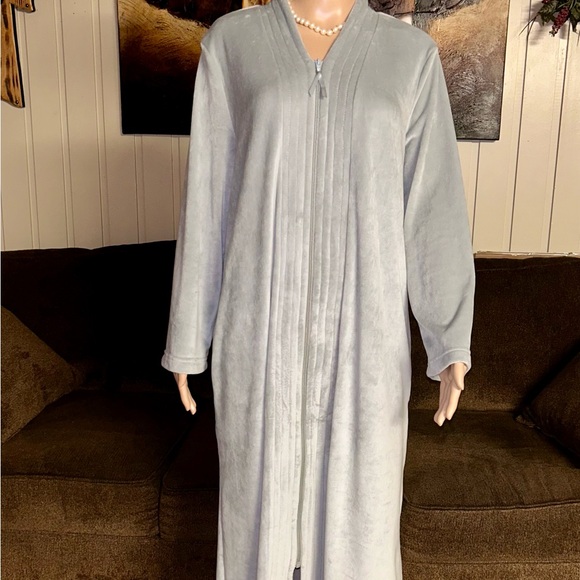 Adonna Sleepwear • Gray • Plush • Robe • Size Medium - Picture 5 of 16
